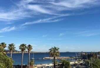 Bandol, vue panoramique sur la mer, la plage, le port has Balcony rooms