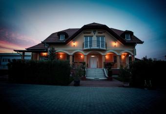 Airport Alm  skert Panzi   has Balcony rooms