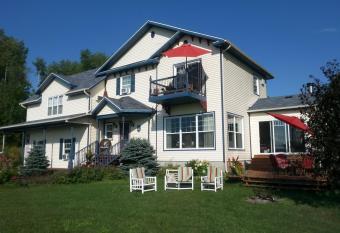 Domaine de la Baie, Les Suites has rooms with a private hot tub