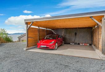 The Oceanfront - Trondheim has rooms with a private hot tub