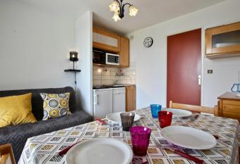 Studio Chamrousse, 1 pi  ce, 5 personnes - FR-1-340-208 has Balcony rooms