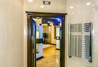 Luxary Apartments has rooms with a private hot tub