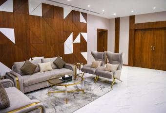 Motiara Hotel - La Valle Mall has rooms with a private hot tub