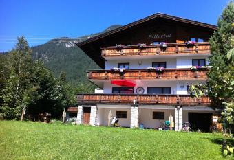 Haus Zillertal am Achensee has Balcony rooms