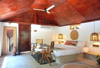 Sunsets and Palm Trees has Smoking/Balcony rooms