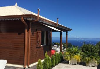 Case cr  ole traditionnelle    ossature et charpente bois has rooms with a private hot tub