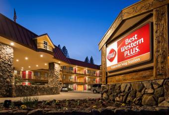 Best Western Plus Yosemite Way Station Motel has rooms with a private hot tub