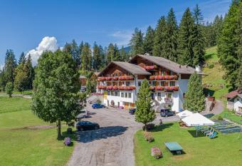 Hotel Pontives has Smoking/Balcony rooms