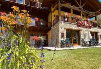 Hotel L Artisin has Balcony rooms