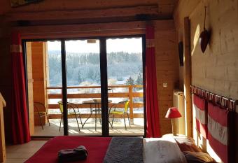 Le Jura en toutes saisons has Balcony rooms