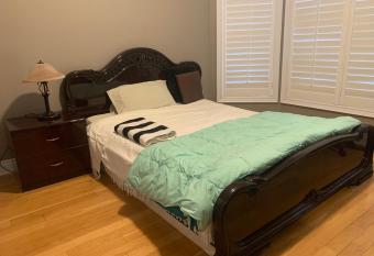 Comfy Home in the heart of Aurora , ON allows 18 year olds to book a room