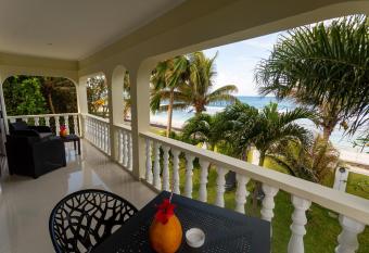 Villa Bella allows 18 year olds to book a room