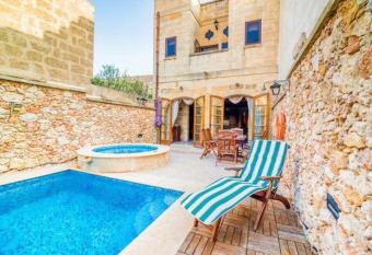 5 bedrooms villa with private pool and wifi at In Nadur 1 km away from the beach has Smoking rooms