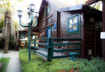 family cabin allows 18 year olds to book a room