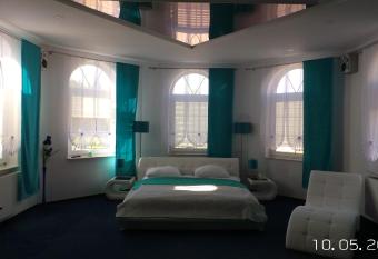 Hotel Restauracja Venus has rooms with a private hot tub