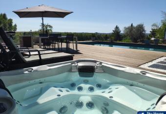 Logement avec Spa Privatif Jacuzzi Grande terrasse sans vis    vis Sky House Agen has rooms with a private hot tub