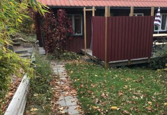 Trevlig stuga p   landet, centralt 8km fr  n Centrum allows 18 year olds to book a room