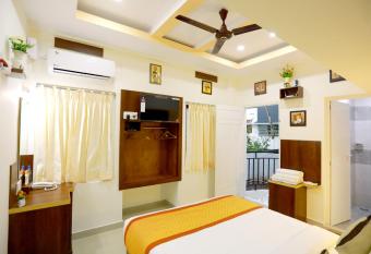 Base9 Cochin Airport Hotel has Balcony rooms