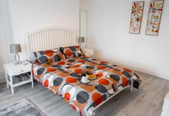 Sandy bottoms allows 18 year olds to book a room