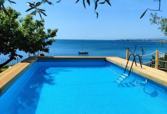 Villa degli Ulivi allows 18 year olds to book a room