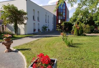 L Abribis allows 18 year olds to book a room