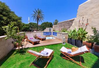 In Camera Art Boutique Hotel has rooms with a private hot tub