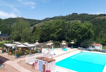 La Boh  me allows 18 year olds to book a room