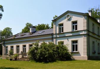 Dw  r w Kowalewicach has Balcony rooms