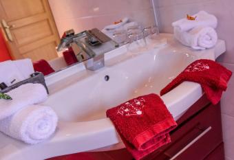 Le Domaine des Fagnes has rooms with a private hot tub