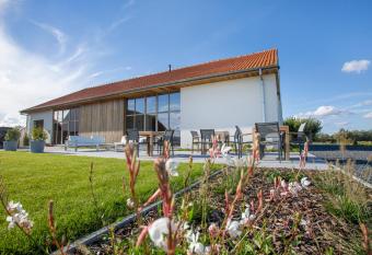 Oversteekhof allows 18 year olds to book a room