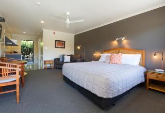 Beach House Motel has rooms with a private hot tub