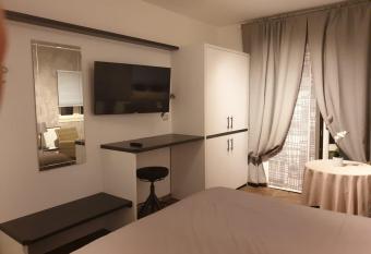 Residenza Carlucci has Balcony rooms