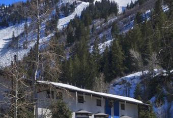 St Moritz Lodge and Condominiums has Balcony rooms