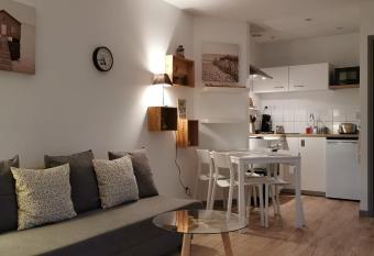 La maisonnette au centre ville has Balcony rooms