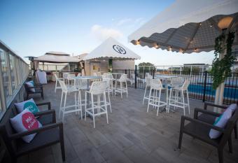 Gladstone Reef Hotel Motel has Balcony rooms