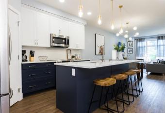 CONTEMPORARY FARMHOUSE I Central I w LARGE Double Garage I Fast WiFi! has Balcony rooms