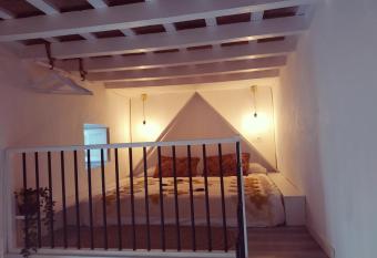 La Fuente 14, Casa Solariega en Pleno Centro allows 18 year olds to book a room