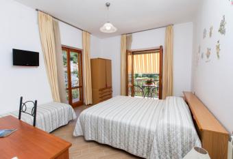 Sant Anna Bed & Breakfast has Balcony rooms
