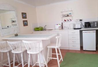 Oak Tree Jasmine Cottage has Balcony rooms