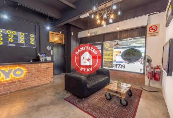 Super OYO 44032 Zzz Hotel allows 18 year olds to book a room