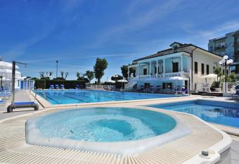 Hotel Venus has Balcony rooms