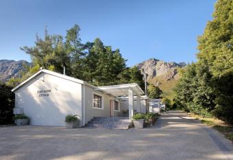 Stony Brook Cottages has Balcony rooms