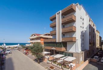 Hotel Olympic allows 18 year olds to book a room