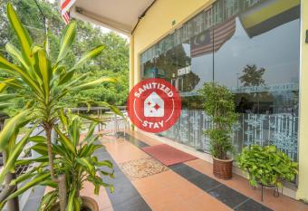 OYO 89328 Sz Hotel allows 18 year olds to book a room