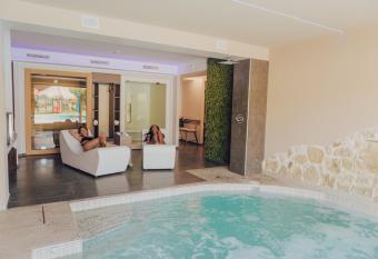 Halanus Hotel And Resort has rooms with a private hot tub