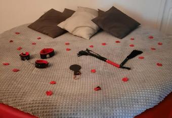 La ptite adresse Love Room Vaucluse Piscine Int  rieure chauff   Priv  e & Spa Priv  e Parking Gratuit has rooms with a private hot tub