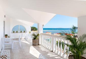 Apartments and rooms Jaki   allows 18 year olds to book a room