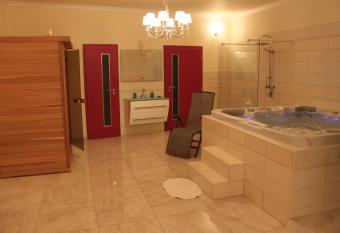 Penzion 4 Dvory has rooms with a private hot tub