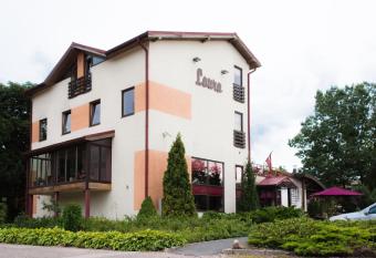 kafejn  ca Laura allows 18 year olds to book a room