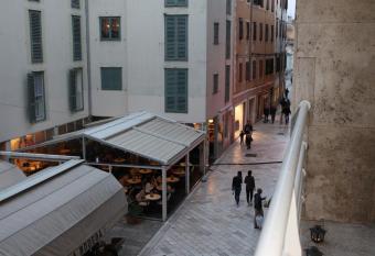 Vincent apt. in old town centre has Balcony rooms